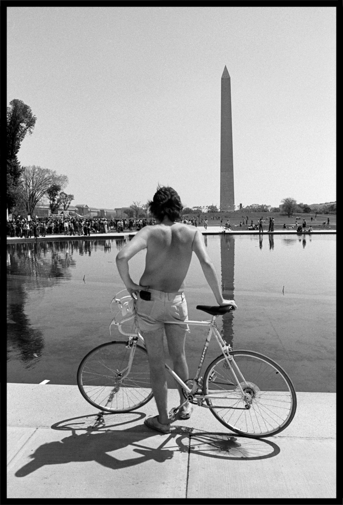 Multitud 3, Hombre con cicla, Washington, 1973 / Negativo. Fotografía Abdú Eljaiek