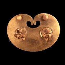 Archivo:Zenu-pectoral-oro-150-a.C.-1600- d.C.-planeta-rica-cordoba.jpeg