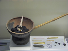 Archivo:Museo del oro Quimbaya- preparación del oro.jpg