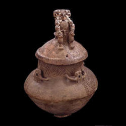 Archivo:Tolima-urna-900d.C.-1600-d.C.-ceramica-region-magdalena.jpeg