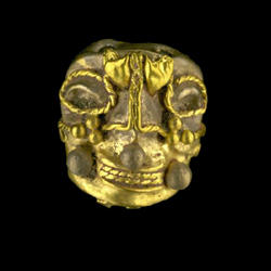 Archivo:Tumaco-mascara-minuatura-oro-y-platino-500-a.C.-300-d.C.-Segunvita.jpeg
