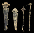 Dos guerreros muiscas con tiraderas, el de la izquierda lleva un dardo sin plumas. Ofrenda hallada en Tenjo Cundinamarca